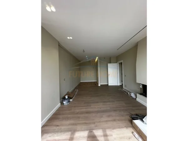 Tirane, shitet apartament 2+1+Ballkon Kati 8, 108 m² 175.000 € (Fusha e Aviaconit)