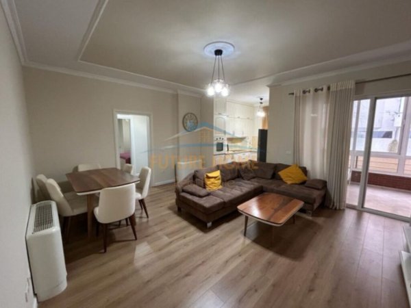 Tirane, jepet me qera apartament 2+1+Ballkon Kati 1, 120 m² 700 € 
