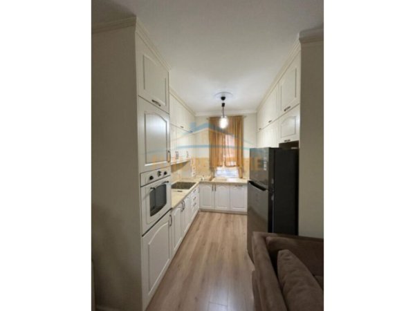 Tirane, jepet me qera apartament 2+1+Ballkon Kati 1, 120 m² 700 € 