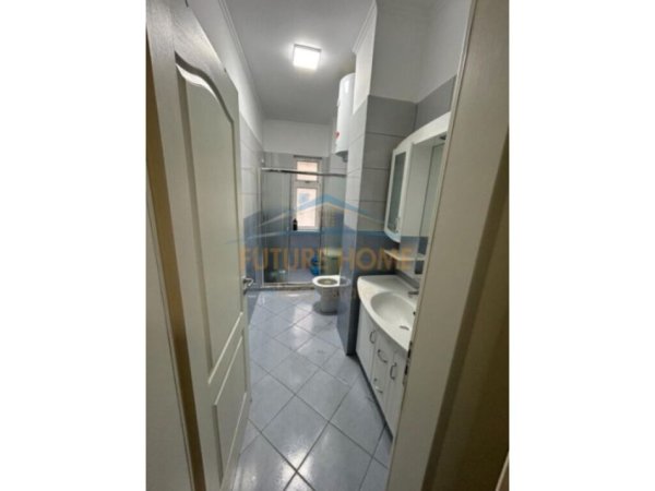 Tirane, jepet me qera apartament 2+1+Ballkon Kati 1, 120 m² 700 € 