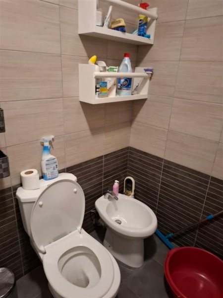 Tirane, jepet me qera apartament 2+1 Kati 4, 102 m² 550 € (tek Kompleksi Ana-Qytet Studenti)