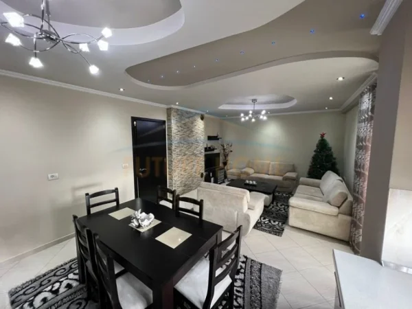 Korce, jepet me qera apartament 2+1+Ballkon Kati 7, 124 m² 350 € (Terminali i Autobuzave, Korçë)