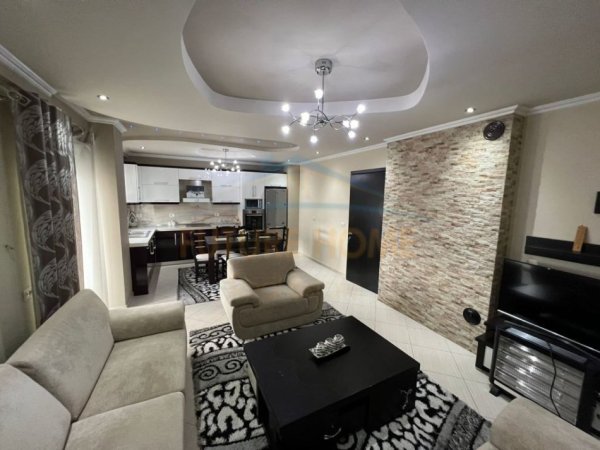 Korce, jepet me qera apartament 2+1+Ballkon Kati 7, 124 m² 350 € (Terminali i Autobuzave, Korçë)