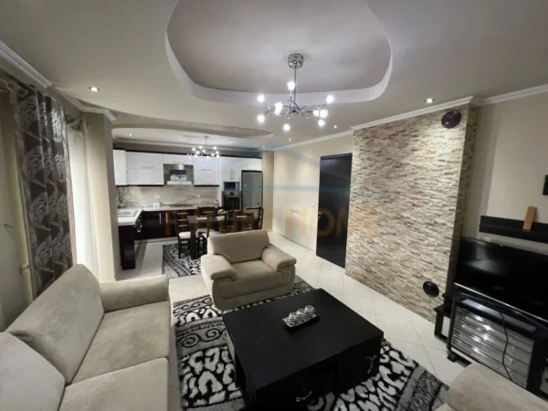 Korce, jepet me qera apartament 2+1+Ballkon Kati 7, 124 m² 350 € (Terminali i Autobuzave, Korçë)