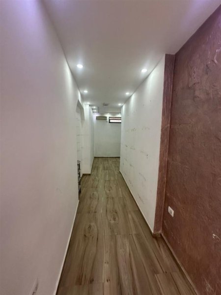 Tirane, jepet me qera dyqan Kati 0, 30 m² 850 € (21 Dhjetori)