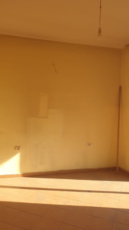 Tirane, shes dyqan Kati 0, 62 m² 145.000 € (Pallati me Shigjeta)