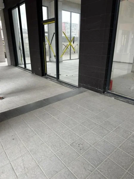 Tirane, jepet me qera ambjent biznesi Kati 0, 82 m² 1.000 € (XHAMLLIK)