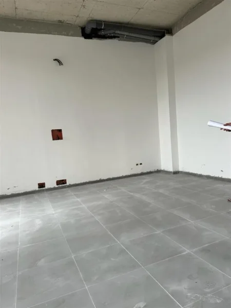 Tirane, jepet me qera ambjent biznesi Kati 0, 82 m² 1.000 € (XHAMLLIK)