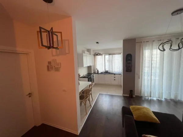 Tirane, jepet me qera apartament 2+1 Kati 4, 100 m² 700 € (Tek Kopeshti Zoologjik)