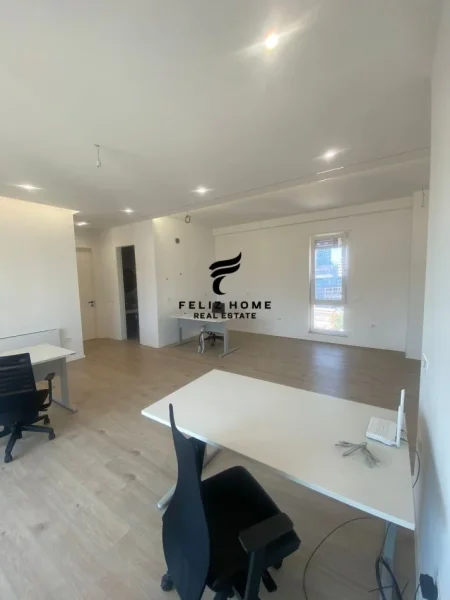 Tirane, jepet me qera zyre Kati 9, 140 m² 1.600 € (SELVIA)