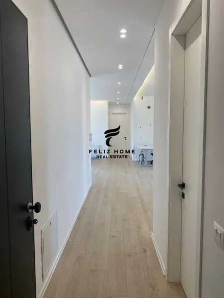 Tirane, jepet me qera zyre Kati 9, 140 m² 1.600 € (SELVIA)