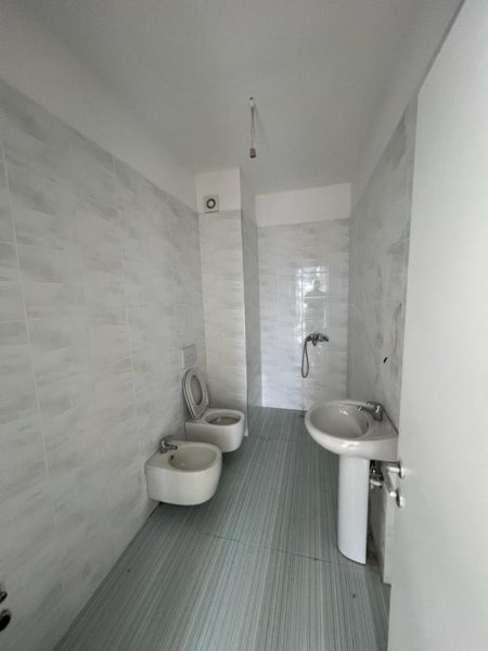 Tirane, jepet me qera apartament 2+1+Ballkon Kati 5, 90 m² 600 € (Bulevardi i Ri)