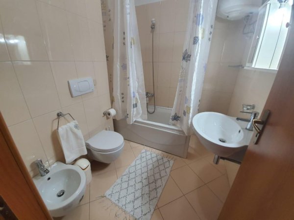 Tirane, jepet me qera apartament 2+1 Kati 5, 110 m² 800 € (Komuna e Parisit)