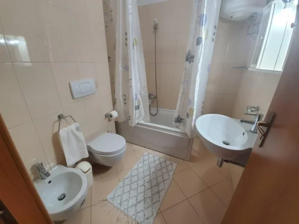 Tirane, jepet me qera apartament 2+1 Kati 5, 110 m² 800 € (Komuna e Parisit)