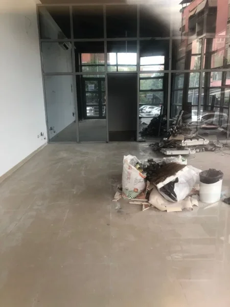 Tirane, jepet me qera dyqan Kati 0, 65 m² 1.000 € (ZOGU I ZI)