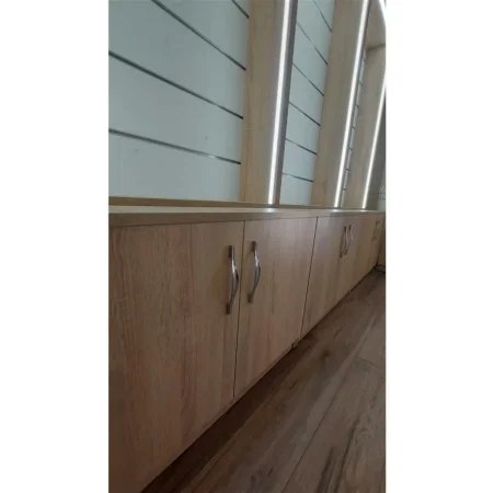 Rafte per dyqan, biblioteke ose kanceleri me ndricim LED