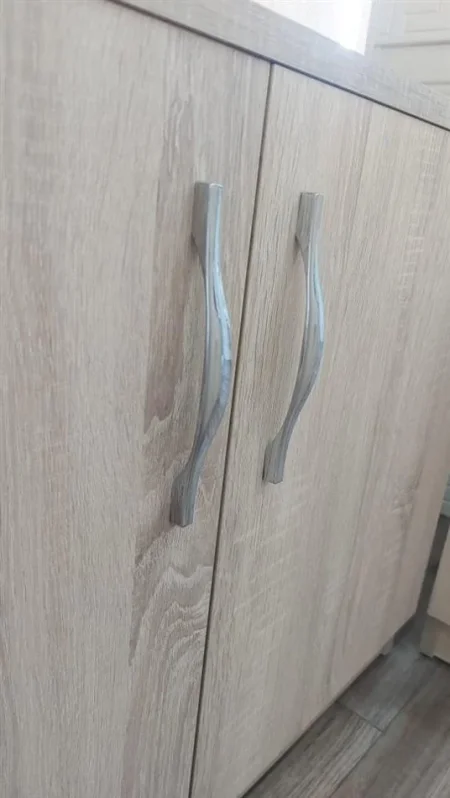 Rafte per dyqan, biblioteke ose kanceleri me ndricim LED