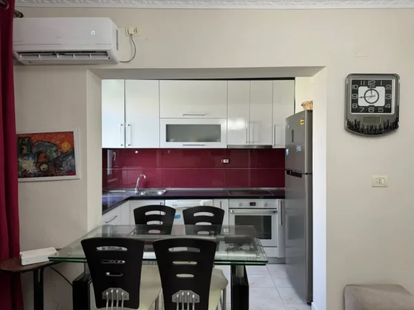 Tirane, jepet me qera apartament 2+1 Kati 7, 100 m² 700 € (Qender , ne fillim te rruge se kavajes , perballe raiffaisen)