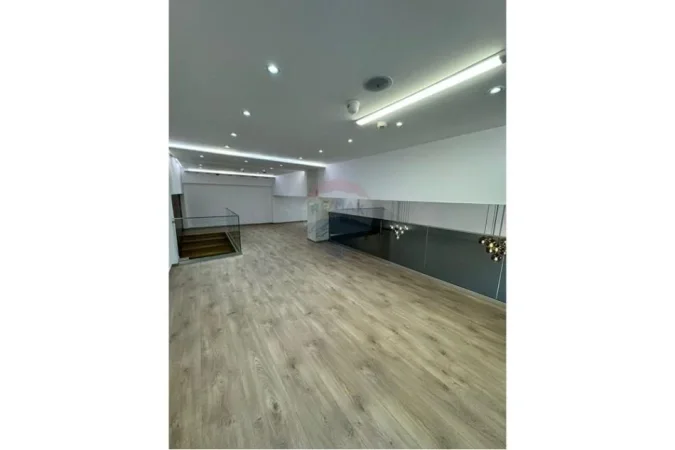 Tirane, jepet me qera ambjent biznesi Kati 0, 80 m² 1.000 € (Komuna e Parisit)