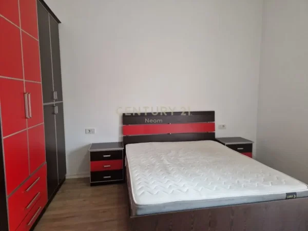 Tirane, jepet me qera apartament 2+1 Kati 1, 121 m² 750 € (liqeni i thate)