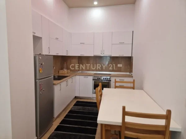 Tirane, jepet me qera apartament 2+1 Kati 1, 121 m² 750 € (liqeni i thate)
