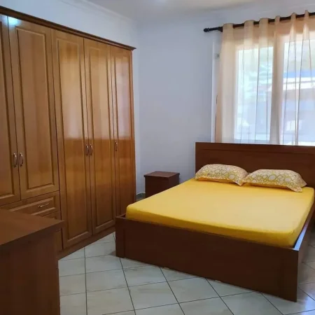Vlore, jepet me qera apartament 1+1 Kati 1, 25.000 € (Cameria)