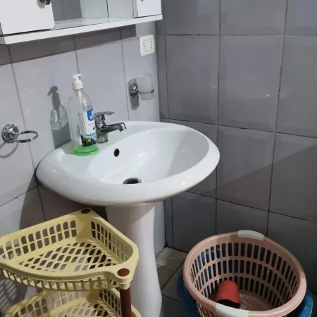 Vlore, jepet me qera apartament 1+1 Kati 1, 25.000 € (Cameria)