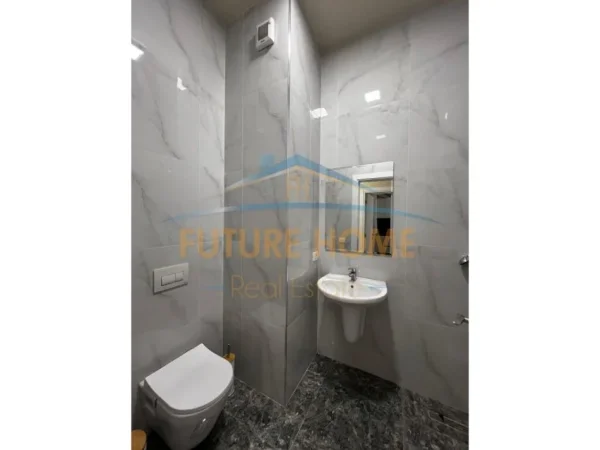 Tirane, jepet me qera apartament 1+1+Ballkon Kati 6, 65 m² 900 € (Ish Parku i Autobuzave)