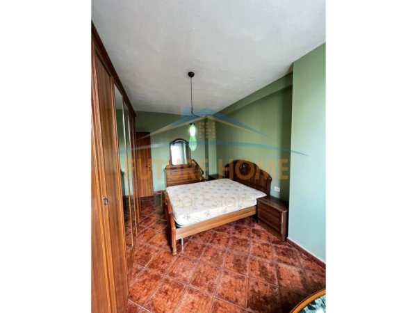 Tirane, jepet me qera apartament 3+1+Ballkon Kati 4, 700 € (Stacioni Trenit)