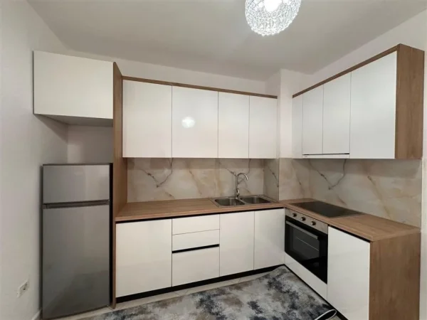 Tirane, jepet me qera apartament 2+1+Ballkon Kati 4, 105 m² 500 € (Kompleksi Fratari)