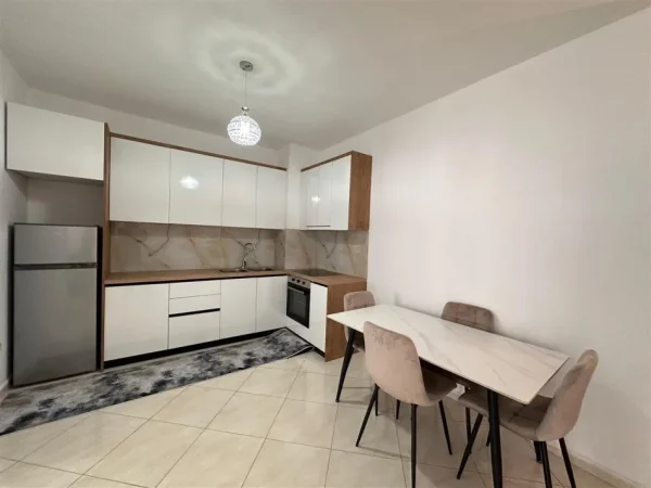 Tirane, jepet me qera apartament 2+1+Ballkon Kati 4, 105 m² 500 € (Kompleksi Fratari)