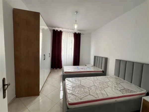 Tirane, jepet me qera apartament 2+1+Ballkon Kati 4, 105 m² 500 € (Kompleksi Fratari)