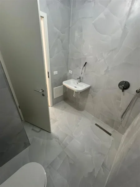 Tirane, jepet me qera apartament 1+1 Kati 7, 60 m² 350 € (Kompleksi Kaimi, Ali Demi)