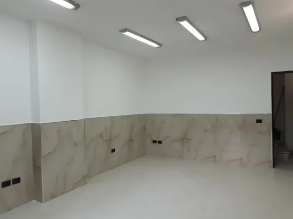 Tirane, jepet me qera dyqan Kati 0, 35 m² 400 € (Rruga e Bogdaneve)