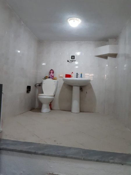 Tirane, jepet me qera dyqan Kati 0, 35 m² 400 € (Rruga e Bogdaneve)