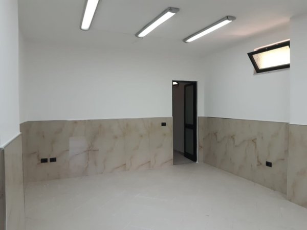 Tirane, jepet me qera dyqan Kati 0, 35 m² 400 € (Rruga e Bogdaneve)