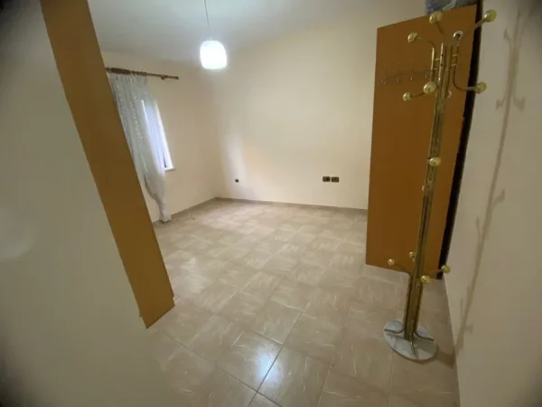 Tirane, jepet me qera 1+1 Kati 2, 75 m² 500 € 