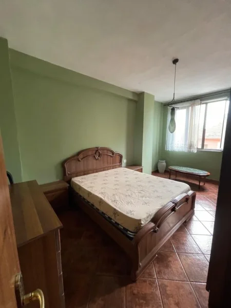 Tirane, jepet me qera apartament 3+1 Kati 3, 700 € (Stacjoni trenit)