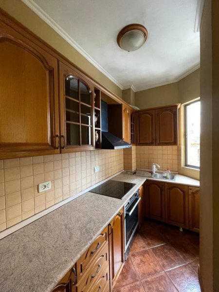 Tirane, jepet me qera apartament 3+1 Kati 3, 700 € (Stacjoni trenit)