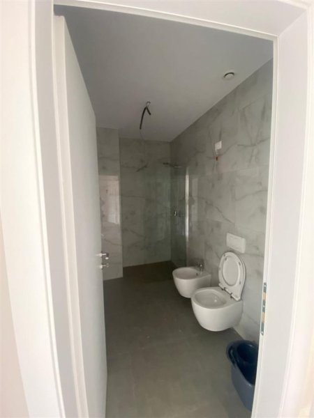 Tirane, jepet me qera zyre Kati 3, 119 m² 1.100 € (Lake View)