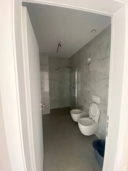 Tirane, jepet me qera zyre Kati 2, 121 m² 1.100 € (Lake View)