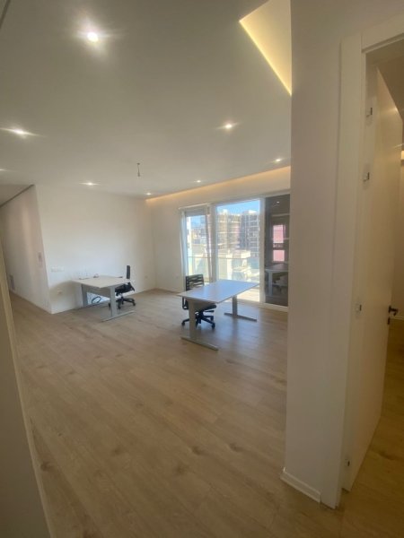 Tirane, jepet me qera zyre Kati 9, 140 m² 1.600 € (RRUGA E DIBRES)