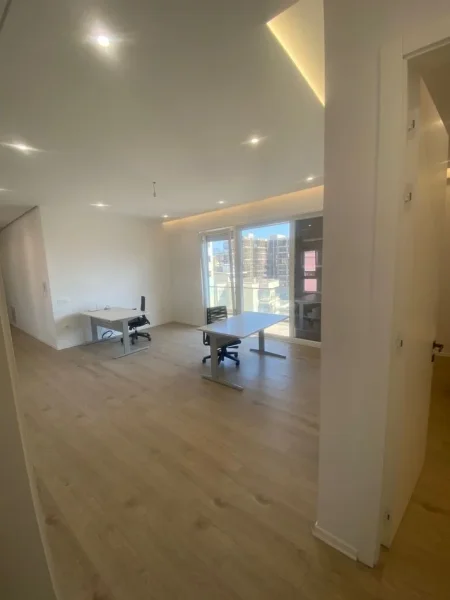 Tirane, jepet me qera zyre Kati 9, 140 m² 1.600 € (RRUGA E DIBRES)