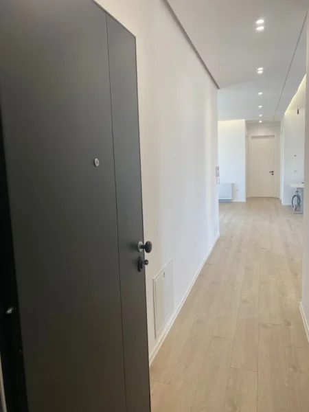 Tirane, jepet me qera zyre Kati 9, 140 m² 1.600 € (RRUGA E DIBRES)