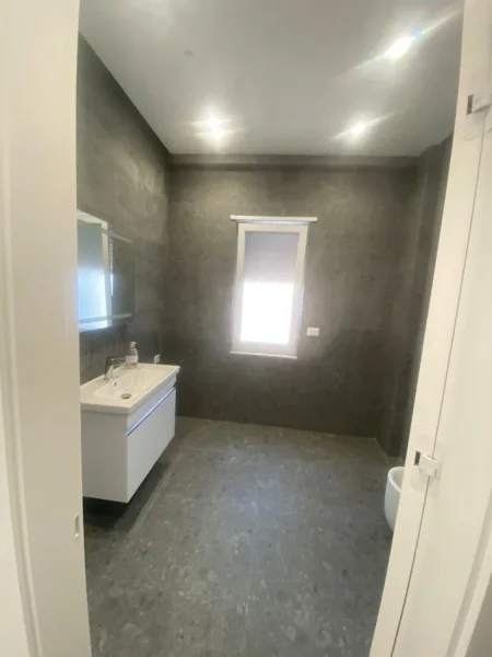 Tirane, jepet me qera zyre Kati 9, 140 m² 1.600 € (RRUGA E DIBRES)