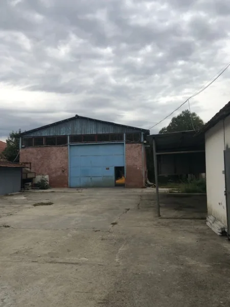 Tirane, jepet me qera magazine Kati 0, 600 m² 1.000 € 