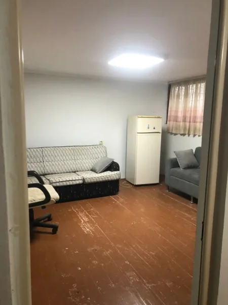 Tirane, jepet me qera magazine Kati 0, 600 m² 1.000 € 