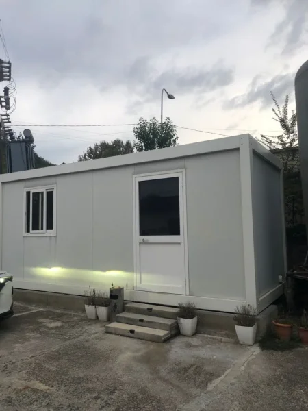 Tirane, jepet me qera magazine Kati 0, 600 m² 1.000 € 