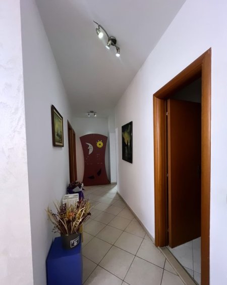 Tirane, shitet apartament 2+1+Aneks+Ballkon , 110 m² 220.000 € (Perballe me shkollen Petro Ninin)