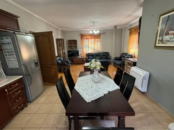 Korce, jepet me qera apartament 2+1+Ballkon Kati 2, 100 m² 250 € (Km 5 Korçë - Pogradec (Biranj))